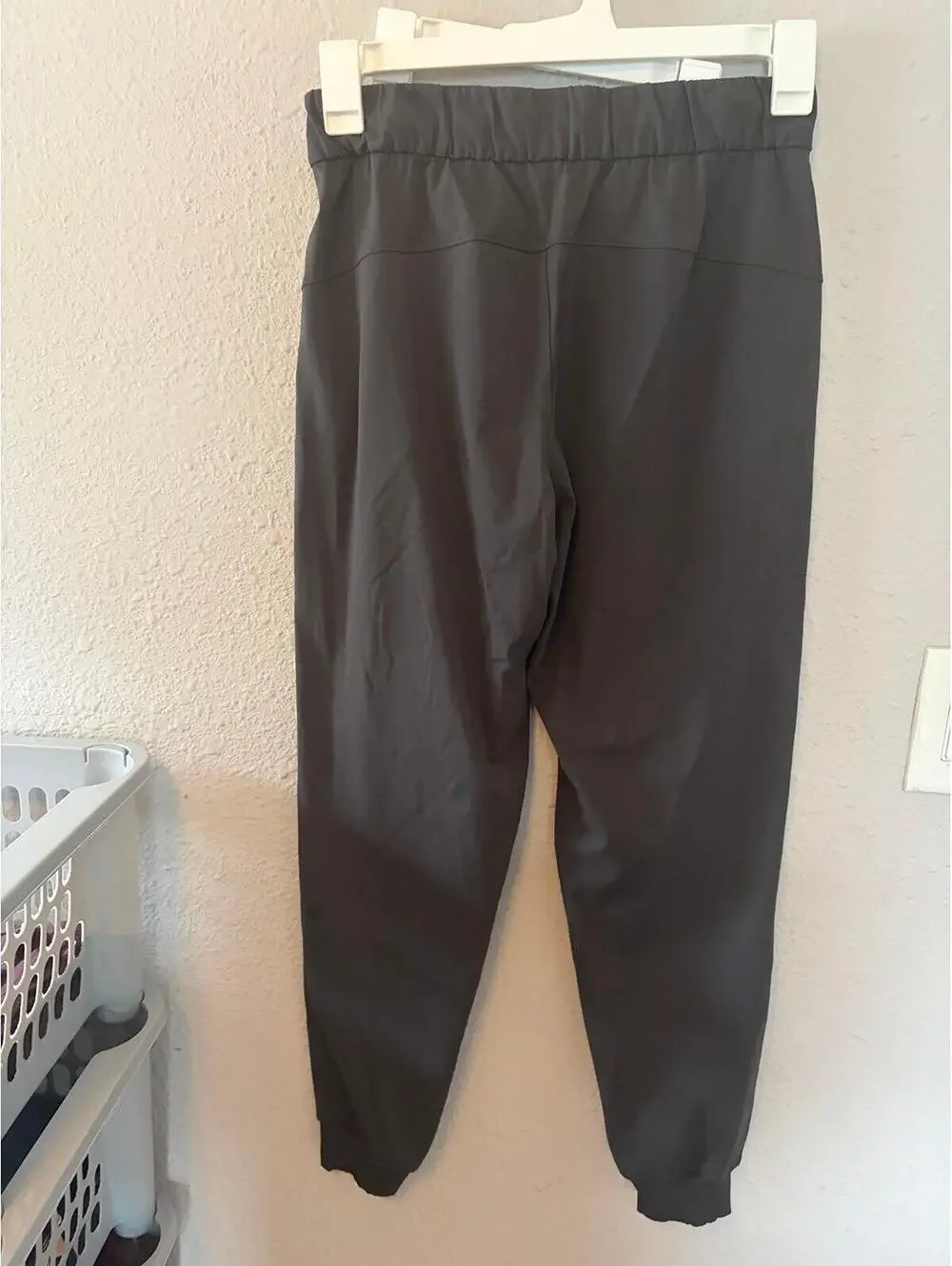 Lululemon On The Fly Jogger 28in inseam *Luxtreme Graphite Grey size 6. Like new